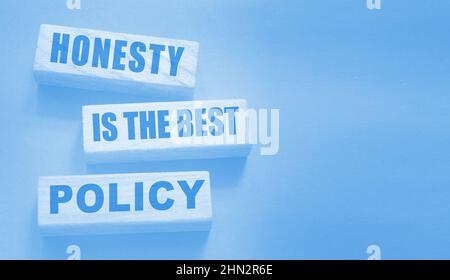 Ehrlichkeit ist die beste Politik Worte in Holzblöcken geschrieben. Vertrauenswürdig, Wahrheit, Überzeugungen und Vereinbarung Geschäftskonzept. Stockfoto