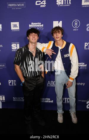 Los Angeles, USA. 12th. Februar 2022. Bryce Hall und Josh Richards kommen am Samstag, den 12. Februar 2022, bei Sports Illustrated The Party x Palm Tree Crew in Century City, Kalifornien an. (Foto von Conor Duffy/Sipa USA) Quelle: SIPA USA/Alamy Live News Stockfoto