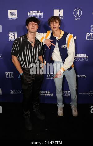 Los Angeles, USA. 12th. Februar 2022. Bryce Hall und Josh Richards kommen am Samstag, den 12. Februar 2022, bei Sports Illustrated The Party x Palm Tree Crew in Century City, Kalifornien an. (Foto von Conor Duffy/Sipa USA) Quelle: SIPA USA/Alamy Live News Stockfoto