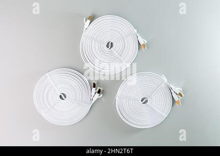 Ethernet-Netzwerkkabel auf grauem Hintergrund Stockfoto