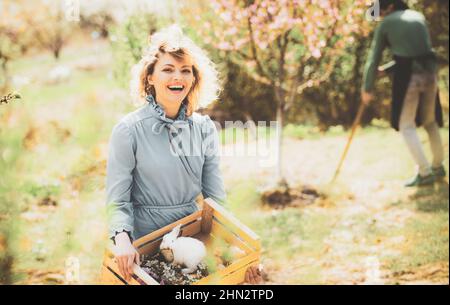 Kleinunternehmerbesitzer, der Bio-Obst und Gemüse verkauft. Gartenarbeit im Frühjahr - glückliches Paar ernten und viel Spaß haben. Stockfoto