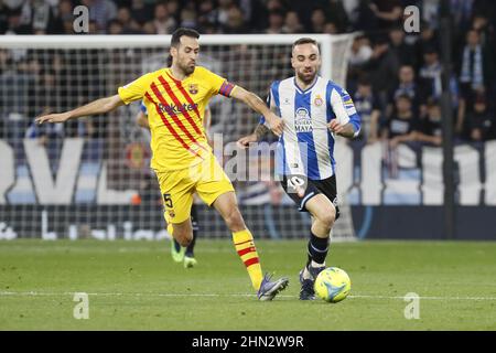 Barcelona, Spanien. 13th. Februar 2022. Barcelona, Spanien, 13th 2021. Februar: Sergio Busquets (5 FC Barcelona) und Sergi DarderÊ (10 Espanyol) während des LaLiga Santander-Spiels zwischen Barcelona und Espanyol im Camp Nou-Stadion in Barcelona, Spanien. Rafa Huerta/SPP Credit: SPP Sport Press Photo. /Alamy Live News Stockfoto