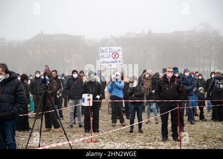 München, Deutschland. 15th Januar 2022. Am 15. Januar 2022 versammelten sich Hunderte auf der Theresienwiese in München, um gegen alle kovidierten Maßnahmen wie die obligatorischen Masken und die mögliche obligatorische Impfung für alle zu protestieren. Nach wochenlangem illegalem Protest in München erhebt sich die Anti-vax-Gruppe München, entschieden, dass der Protest registriert und legal war. (Foto: Alexander Pohl/Sipa USA) Quelle: SIPA USA/Alamy Live News Stockfoto