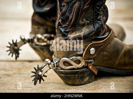 Spurs auf Cowboy, bestickt, Reitstiefel in Wyoming, USA Stockfoto