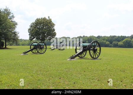 Vier Kanonen aus der Ferne auf dem Schlachtfeld von Chickamauga in Georgien Stockfoto