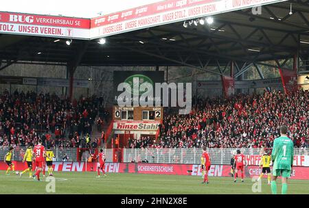 Berlin, Deutschland. 10th. Feb. 2022. firo 1.Bundesliga. 2021/2022 Fußball: Fuvuball: 02/13/2022 Union Berlin - BVB Borussia Dortmund 0:3 Stadion Alte Fv?rsterei, Anzeige, Anzeigetafel, Ergebnis, Endergebnis, Anzeigetafel, manuell, historisch, wird von Hand betrieben, Fan, Fans, Fan-Kurve, Stimmung, Flagge, Schals, Kredit: dpa/Alamy Live News Stockfoto