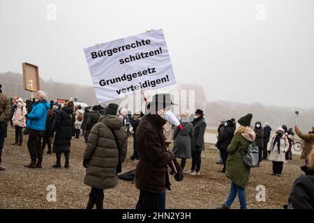 München, Deutschland. 15th Januar 2022. Am 15. Januar 2022 versammelten sich Hunderte auf der Theresienwiese in München, um gegen alle kovidierten Maßnahmen wie die obligatorischen Masken und die mögliche obligatorische Impfung für alle zu protestieren. Nach wochenlangem illegalem Protest in München erhebt sich die Anti-vax-Gruppe München, entschieden, dass der Protest registriert und legal war. (Foto: Alexander Pohl/Sipa USA) Quelle: SIPA USA/Alamy Live News Stockfoto