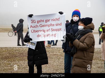 München, Deutschland. 15th Januar 2022. Am 15. Januar 2022 versammelten sich Hunderte auf der Theresienwiese in München, um gegen alle kovidierten Maßnahmen wie die obligatorischen Masken und die mögliche obligatorische Impfung für alle zu protestieren. Nach wochenlangem illegalem Protest in München erhebt sich die Anti-vax-Gruppe München, entschieden, dass der Protest registriert und legal war. (Foto: Alexander Pohl/Sipa USA) Quelle: SIPA USA/Alamy Live News Stockfoto