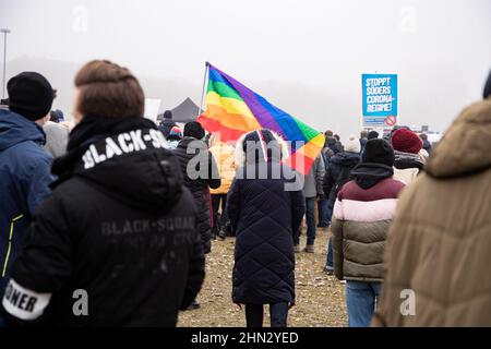München, Deutschland. 15th Januar 2022. Am 15. Januar 2022 versammelten sich Hunderte auf der Theresienwiese in München, um gegen alle kovidierten Maßnahmen wie die obligatorischen Masken und die mögliche obligatorische Impfung für alle zu protestieren. Nach wochenlangem illegalem Protest in München erhebt sich die Anti-vax-Gruppe München, entschieden, dass der Protest registriert und legal war. (Foto: Alexander Pohl/Sipa USA) Quelle: SIPA USA/Alamy Live News Stockfoto