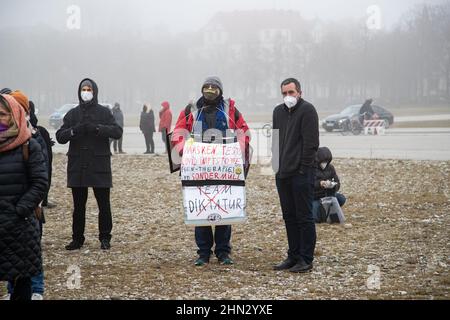 München, Deutschland. 15th Januar 2022. Am 15. Januar 2022 versammelten sich Hunderte auf der Theresienwiese in München, um gegen alle kovidierten Maßnahmen wie die obligatorischen Masken und die mögliche obligatorische Impfung für alle zu protestieren. Nach wochenlangem illegalem Protest in München erhebt sich die Anti-vax-Gruppe München, entschieden, dass der Protest registriert und legal war. (Foto: Alexander Pohl/Sipa USA) Quelle: SIPA USA/Alamy Live News Stockfoto