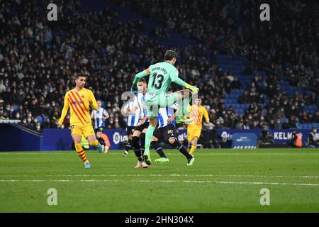 Barcelona, Barcelona, Spanien. 13th. Februar 2022. BARCELONA - 13. FEBRUAR: Diego Lopez von RCD Espanyol kontrolliert den Ball während des La Liga-Spiels zwischen RCD Espanyol und Barcelona am 13. Februar 2022 im RCDE-Stadion in Barcelona, Spanien. (Bild: © Sara Arib/PX Imagens via ZUMA Press Wire) Bild: ZUMA Press, Inc./Alamy Live News Stockfoto