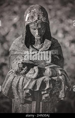 Eine Statue der Jungfrau Maria, die das Jesuskind hält, ist auf dem Dauphin Island Cemetery am 9. Februar 2022 in Dauphin Island, Alabama, abgebildet. Stockfoto