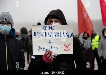 München, Deutschland. 15th Januar 2022. Am 15. Januar 2022 versammelten sich Hunderte auf der Theresienwiese in München, um gegen alle kovidierten Maßnahmen wie die obligatorischen Masken und die mögliche obligatorische Impfung für alle zu protestieren. Nach wochenlangem illegalem Protest in München erhebt sich die Anti-vax-Gruppe München, entschieden, dass der Protest registriert und legal war. (Foto: Alexander Pohl/Sipa USA) Quelle: SIPA USA/Alamy Live News Stockfoto