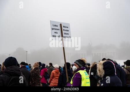München, Deutschland. 15th Januar 2022. Am 15. Januar 2022 versammelten sich Hunderte auf der Theresienwiese in München, um gegen alle kovidierten Maßnahmen wie die obligatorischen Masken und die mögliche obligatorische Impfung für alle zu protestieren. Nach wochenlangem illegalem Protest in München erhebt sich die Anti-vax-Gruppe München, entschieden, dass der Protest registriert und legal war. (Foto: Alexander Pohl/Sipa USA) Quelle: SIPA USA/Alamy Live News Stockfoto