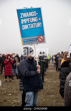 München, Deutschland. 15th Januar 2022. Am 15. Januar 2022 versammelten sich Hunderte auf der Theresienwiese in München, um gegen alle kovidierten Maßnahmen wie die obligatorischen Masken und die mögliche obligatorische Impfung für alle zu protestieren. Nach wochenlangem illegalem Protest in München erhebt sich die Anti-vax-Gruppe München, entschieden, dass der Protest registriert und legal war. (Foto: Alexander Pohl/Sipa USA) Quelle: SIPA USA/Alamy Live News Stockfoto