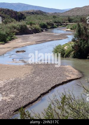 Der Rio Grande schlängelt sich durch das obere Ende des Hot Springs Canyon, Big Bend National Park, Texas. Stockfoto