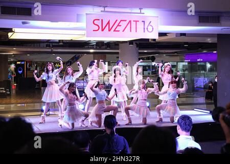 13. Februar 2022, Bangkok, Thailand: Mädchengruppe Idol SWEAT16 organisiert ein Fan-Meeting-Event und eine erste Stage-Performance ein neues Lied, die Single 7th: Love Fantasy, im Gateway Ekamai. Nachdem nach 2020, 1 Jahre, aufgrund der Covid-19-Epidemie keine neue Musik veröffentlicht wurde. (Bild: © Adirach Toumlamoon/Pacific Press via ZUMA Press Wire) Stockfoto