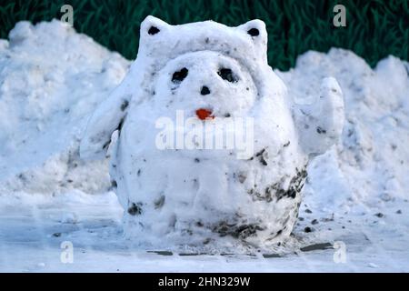 Ein Schneemann des olympischen Maskottchen Bing Dwen Dwen während des zehnten Tages der Olympischen Winterspiele 2022 in Peking im in China. Bilddatum: Montag, 14. Februar 2022. Stockfoto