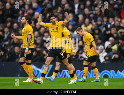 London, Großbritannien. 13. Februar 2022 - Tottenham Hotspur gegen Wolverhampton Wanderers - Premier League Raul Jimenez von Wolverhampton Wanderers feiert sein erstes Halbtreffer. Bildnachweis : © Mark Pain / Alamy Live News Stockfoto