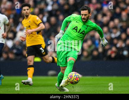 London, Großbritannien. 13. Februar 2022 - Tottenham Hotspur gegen Wolverhampton Wanderers - Premier League Hugo Lloris von Tottenham macht einen schlechten Pass, der zu einem Wolves-Tor führte Bildnachweis : © Mark Pain / Alamy Live News Stockfoto