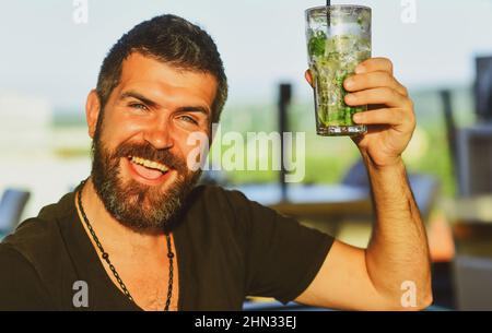 Lustiger bärtiger betrunkener Hipster hält Craft-Bier. Bierkneipe und Bar. Stockfoto