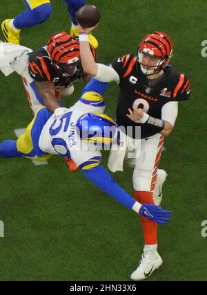 Los Angeles, Usa. 13th. Februar 2022. Los Angeles rastet im Linebacker Ernest Jones (50) unter Druck von Cincinnati Bengals Quarterback Joe Burrow (9) während des zweiten Quartals von Super Bowl LVI im SoFi Stadium in Los Angeles am Sonntag, den 13. Februar 2022. Foto von Jon SooHoo/UPI Credit: UPI/Alamy Live News Stockfoto