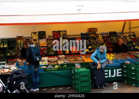 Einkaufen auf einem Gemüsemarkt in Haarlem Schalkwijk in den Niederlanden am 19. Januar 2022 Stockfoto