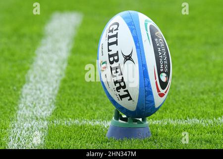 Rom, Italien. 13th. Februar 2022. Offizielles Gilbert 6 Nationen Ball während 6 Nationen Internationales Rugby-Spiel Italien gegen England; 13rd. November 2022; Stadio Olimpico, Rome, Italy Photographer01 Quelle: Independent Photo Agency/Alamy Live News Stockfoto