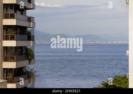 Das Meer am Strand von der Küste, von der Spitze eines Gebäudes in der Nachbarschaft aus gesehen. Stockfoto