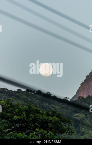 Moonset mit Drahtsilhouette in der brasilianischen Stadt „Rio de Janeiro“. Stockfoto