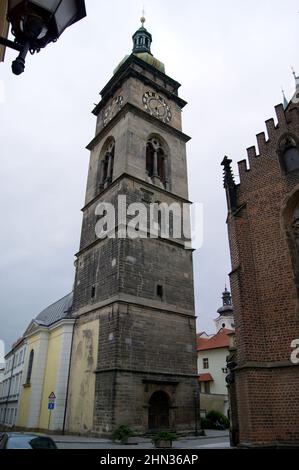 Weißer Turm, Barockuhr und Glockenturm im alten Stadtzentrum, Hradec Kralove, Tschechische Republik Stockfoto