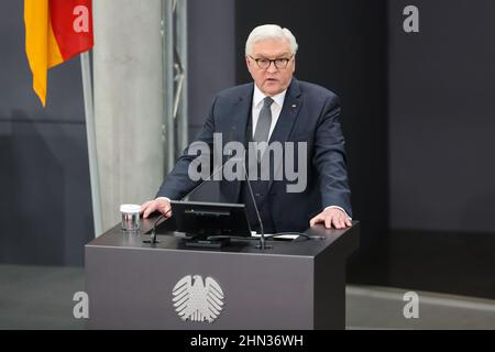 Berlin, Deutschland. 13th. Februar 2022. Frank-Walter Steinmeier hält eine Rede nach seiner Wiederwahl zum Präsidenten der Bundesrepublik Deutschland während der Bundesversammlung 17th in Berlin, der Hauptstadt Deutschlands, am 13. Februar 2022. Steinmeier wurde am Sonntag zum deutschen Präsidenten wiedergewählt. Kredit: Shan Yuqi/Xinhua/Alamy Live Nachrichten Stockfoto