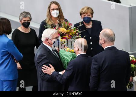 Berlin, Deutschland. 13th. Februar 2022. Frank-Walter Steinmeier (L, unten) wird von Bundeskanzler Olaf Scholz (C, unten) nach seiner Wiederwahl zum Präsidenten der Bundesrepublik Deutschland während der Bundesversammlung 17th in Berlin, der Hauptstadt Deutschlands, am 13. Februar 2022, gratuliert. Steinmeier wurde am Sonntag zum deutschen Präsidenten wiedergewählt. Kredit: Shan Yuqi/Xinhua/Alamy Live Nachrichten Stockfoto