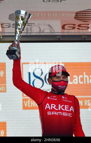 Saint Etienne Les Orgues, Frankreich. 13th. Februar 2022. Nairo Quintana (Team ARKEA Samsic) hält eine Trophäe auf dem Podium. Der kolumbianische Fahrer Nairo Quintana (Team ARKEA Samsic) gewann die Etappe 4th an der Spitze der Montagne de Lure und die Gesamtwertung des Rennens vor Julian Alaphilipe (Team Quick-Step) auf Platz 7th der Etappe und Mattias Skjelmose Jensen (Team Trek Segafredo) auf Platz 2nd der Etappe. Kredit: SOPA Images Limited/Alamy Live Nachrichten Stockfoto