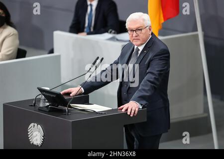 Berlin, Deutschland. 13th. Februar 2022. Frank-Walter Steinmeier hält eine Rede nach seiner Wiederwahl zum Präsidenten der Bundesrepublik Deutschland während der Bundesversammlung 17th in Berlin, der Hauptstadt Deutschlands, am 13. Februar 2022. Steinmeier wurde am Sonntag zum deutschen Präsidenten wiedergewählt. Kredit: Shan Yuqi/Xinhua/Alamy Live Nachrichten Stockfoto