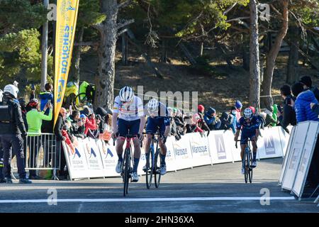 Saint Etienne Les Orgues, Frankreich. 13th. Februar 2022. Mattias Skjelmose Jensen (Team Trek Segafredo), der Zweiter der Etappe wurde, wurde vor den Movistar-Fahrern Matteo Jorgenson (3rd) und Ivan Ramiro Sosa Cuervo (4th) beendet.Kolumbianer Nairo Quintana (Team ARKEA Samsic) Gewann die Etappe 4th an der Spitze der Montagne de Lure und die Gesamtwertung des Rennens vor Julian Alaphilipe (Team Quick-Step) auf Platz 7th der Etappe und Mattias Skjelmose Jensen (Team Trek Segafredo) auf Platz 2nd der Etappe. Kredit: SOPA Images Limited/Alamy Live Nachrichten Stockfoto