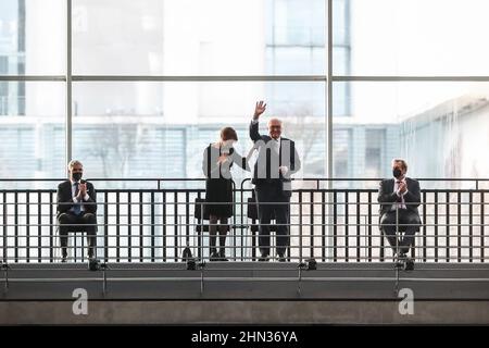 Berlin, Deutschland. 13th. Februar 2022. Frank-Walter Steinmeier (2nd R) winkt nach seiner Wiederwahl zum Präsidenten der Bundesrepublik Deutschland während der Bundesversammlung 17th in Berlin, der Hauptstadt Deutschlands, am 13. Februar 2022 die Hand. Steinmeier wurde am Sonntag zum deutschen Präsidenten wiedergewählt. Kredit: Shan Yuqi/Xinhua/Alamy Live Nachrichten Stockfoto