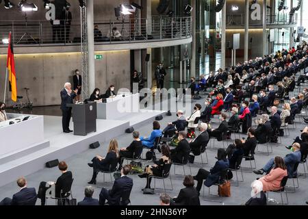 Berlin, Deutschland. 13th. Februar 2022. Frank-Walter Steinmeier hält eine Rede nach seiner Wiederwahl zum Präsidenten der Bundesrepublik Deutschland während der Bundesversammlung 17th in Berlin, der Hauptstadt Deutschlands, am 13. Februar 2022. Steinmeier wurde am Sonntag zum deutschen Präsidenten wiedergewählt. Kredit: Shan Yuqi/Xinhua/Alamy Live Nachrichten Stockfoto