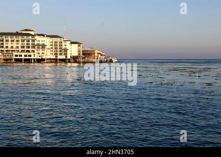 Blick über das offene Wasser, Monterey Harbor, Monterey, CA. Stockfoto