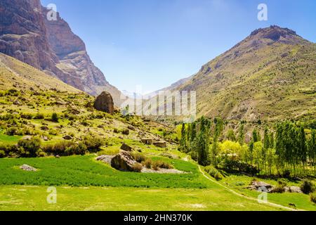 Panoramablick auf das Yaghnob-Tal und ein Bergdorf in Tadschikistan Stockfoto