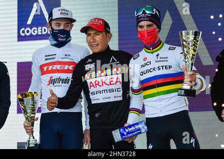 Saint Etienne Les Orgues, Frankreich. 13th. Februar 2022. Nairo Quintana (Mitte) mit Julian Alaphilippe (rechts) und Mattias Skjelmose Jensen (links). Der kolumbianische Fahrer Nairo Quintana (Team ARKEA Samsic) gewann die Etappe 4th an der Spitze der Montagne de Lure und die Gesamtwertung des Rennens vor Julian Alaphilipe (Team Quick-Step) auf Platz 7th der Etappe und Mattias Skjelmose Jensen (Team Trek Segafredo) auf Platz 2nd der Etappe. (Foto: Laurent Coust/SOPA Images/Sipa USA) Quelle: SIPA USA/Alamy Live News Stockfoto