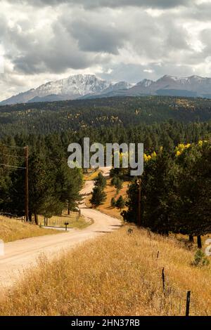 Blick auf die Nordwand des Pikes Peak mit einem Hauch von Schnee und grauen Altokumuluswolken von der South Forty Road. Stockfoto