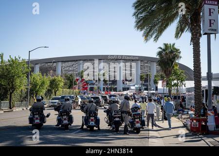 13. Februar 2022: Vor dem Start des Super Bowl LVI am Sonntag, 13. Februar 2022 in Inglewood, CA, blockierte die Polizei die Straße zum SoFi-Stadion. (Bild: © Justin L. Stewart/ZUMA Press Wire) Stockfoto