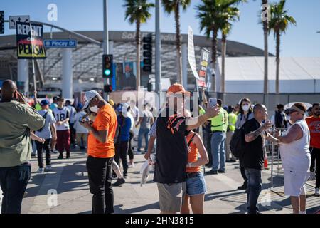 13. Februar 2022: Fans von Cincinnati Bengals machen vor dem Start des Super Bowl LVI am Sonntag, den 13. Februar 2022 in Inglewood, CA, ein Foto vor dem SoFi Stadium. (Bild: © Justin L. Stewart/ZUMA Press Wire) Stockfoto