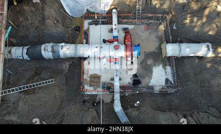 Ontario, Kanada, 2021. Eingezäunte unterirdische Pipeline Aerial. Stockfoto