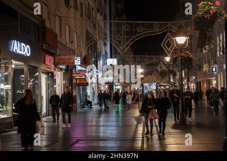 Bild von weißen kaukasischen Frauen, die in den Straßen von Belgrad, der Hauptstadt Serbiens, gehen, während sie während der Korona eine Atemmaske tragen Stockfoto