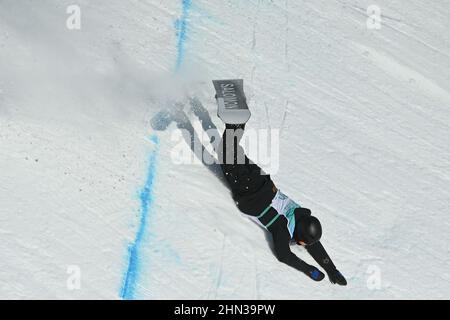 Peking, China. 14th. Februar 2021. Rong Ge aus China fällt während der Snowboard-Big-Air-Qualifikation der Frauen bei den Olympischen Winterspielen 2022 in Peking beim Big Air Shougang in Peking, der Hauptstadt Chinas, am 14. Februar 2021. Quelle: Huang Zongzhi/Xinhua/Alamy Live News Stockfoto