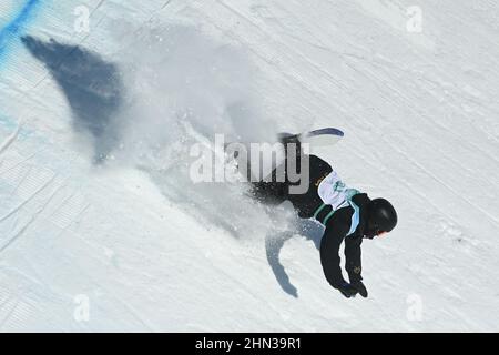 Peking, China. 14th. Februar 2021. Rong Ge aus China fällt während der Snowboard-Big-Air-Qualifikation der Frauen bei den Olympischen Winterspielen 2022 in Peking beim Big Air Shougang in Peking, der Hauptstadt Chinas, am 14. Februar 2021. Quelle: Huang Zongzhi/Xinhua/Alamy Live News Stockfoto