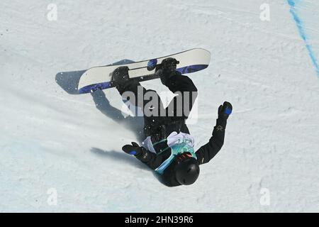 Peking, China. 14th. Februar 2021. Rong Ge aus China fällt während der Snowboard-Big-Air-Qualifikation der Frauen bei den Olympischen Winterspielen 2022 in Peking beim Big Air Shougang in Peking, der Hauptstadt Chinas, am 14. Februar 2021. Quelle: Huang Zongzhi/Xinhua/Alamy Live News Stockfoto