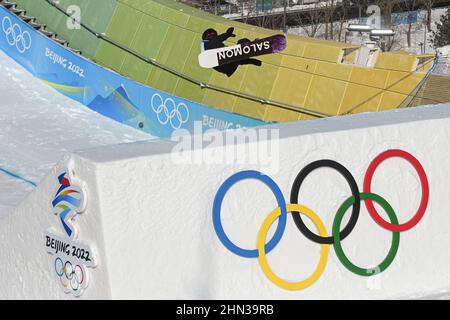 Peking, China. 14th. Februar 2021. Rong Ge aus China tritt bei der Snowboard-Big-Air-Qualifikation der Olympischen Winterspiele 2022 in Peking beim Big Air Shougang in Peking, der Hauptstadt Chinas, am 14. Februar 2021 an. Quelle: Huang Zongzhi/Xinhua/Alamy Live News Stockfoto